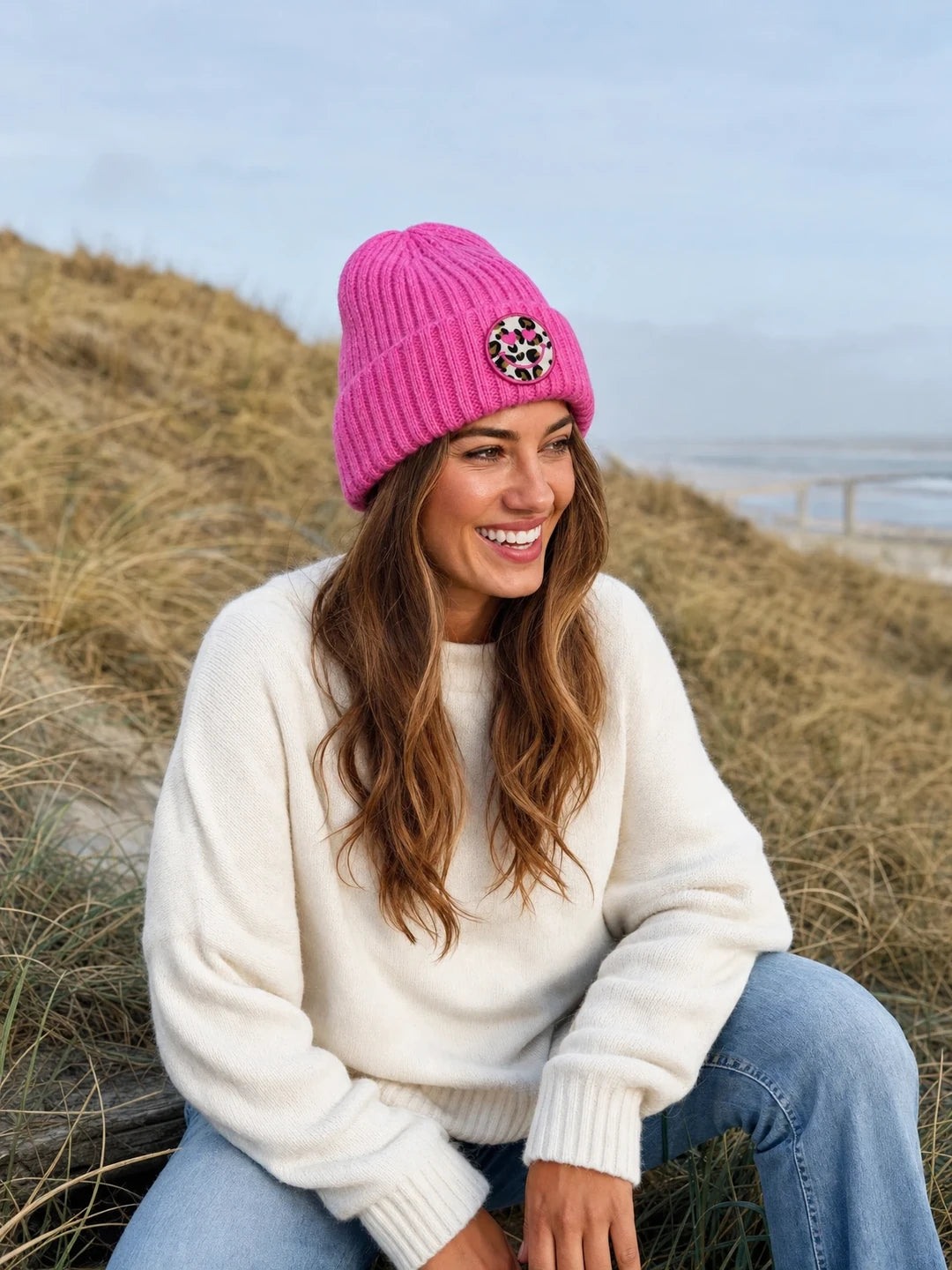 Strickmütze mit Leo- Smiley Patch – Pink – am Model
